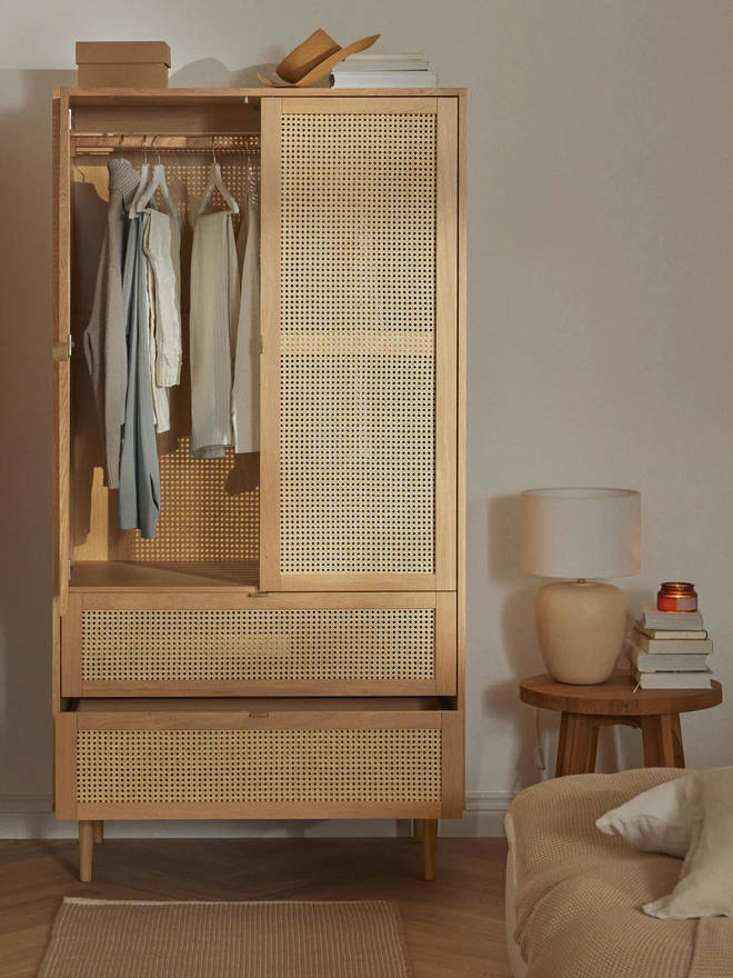 Oak, light lacquered